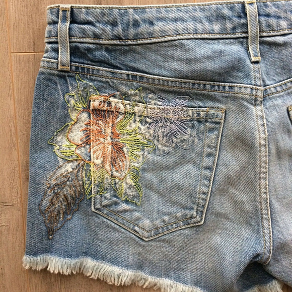 Joes Jeans Embroidered Ozzie Cutoff Denim - Picture 7 of 8